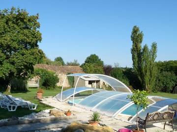 Gîte pour 4 personnes, avec piscine ainsi que jardin et vue, adapté aux familles à La Crèche