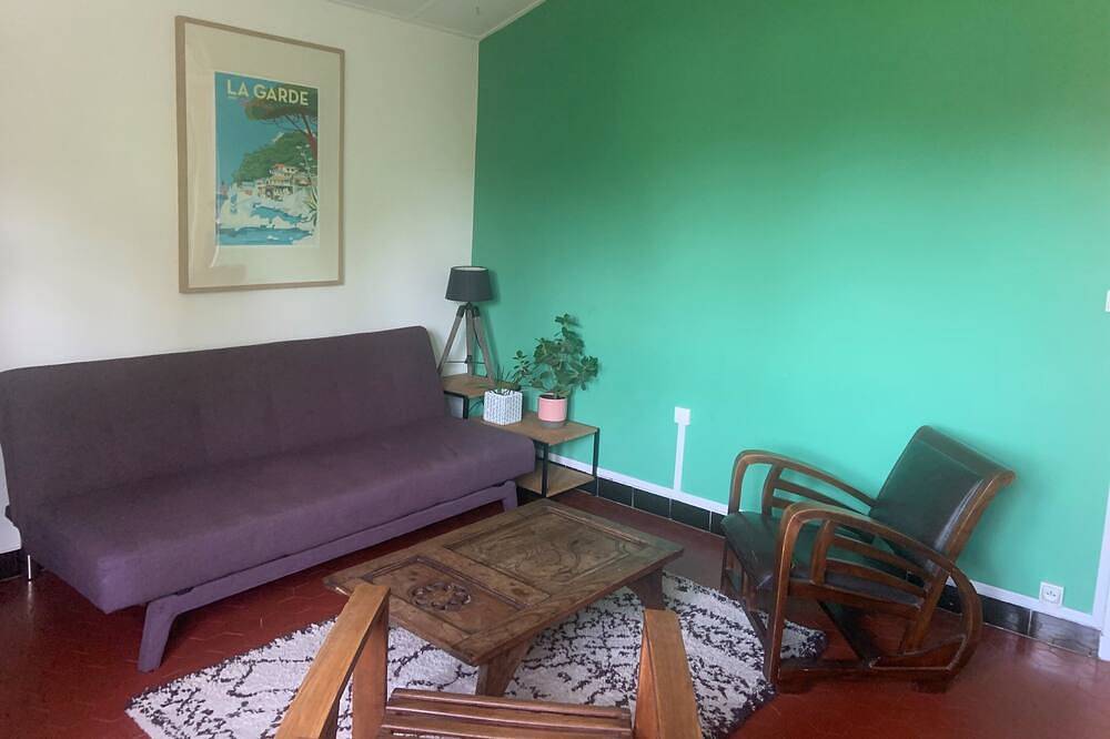 Appartement A/C grand calme dans propriété avec piscine - proche des plages. in La Garde, Côte méditerranéenne (France)
