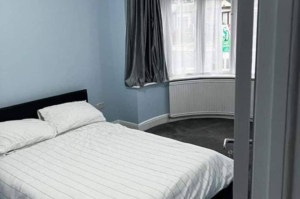 Exciting 4 Bedroom Bungalow in Greater London Sleeps 6 in Havering, London