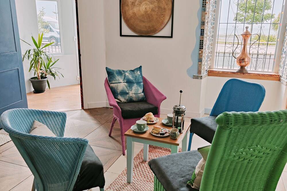 Entire apartment, 2 bedroom boutique art apartment with sea views in Newcastle (County Down), County Down