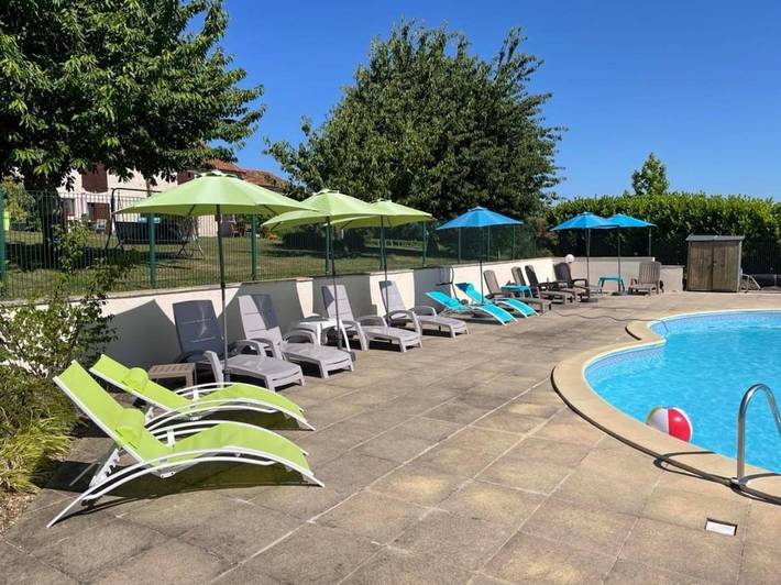 Location de vacances pour 11 personnes, avec vue ainsi que terrasse et piscine, animaux acceptés dans Plassac-Rouffiac