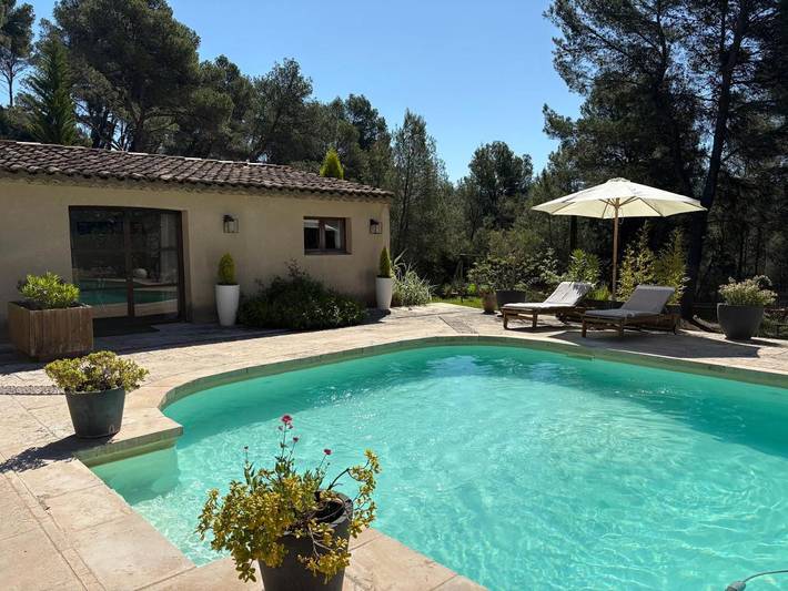 Location de vacances pour 2 personnes, avec vue ainsi que piscine et jardin à Rognes - 4