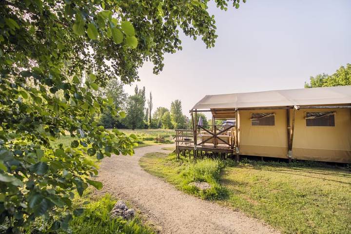 Tente pour 7 personnes, avec terrasse et balcon/terrasse en Dordogne - 2