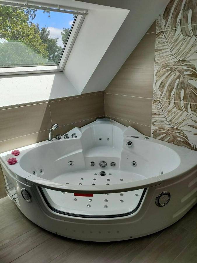 Location de vacances pour 2 personnes, avec Jacuzzi ainsi que Terrasse et Jardin à Porcaro (Morbihan)