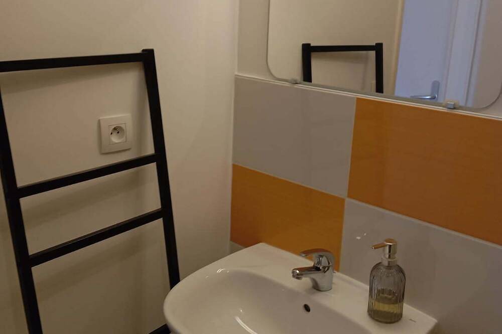 Separate bedroom and bathroom. Ideal for business trips in Bienheureux-Marcel-Callo-du-Plateau, Caen region