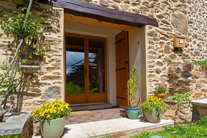 Location de vacances pour 5 personnes, avec piscine ainsi que vue et jardin, animaux acceptés à Arlanc - 2