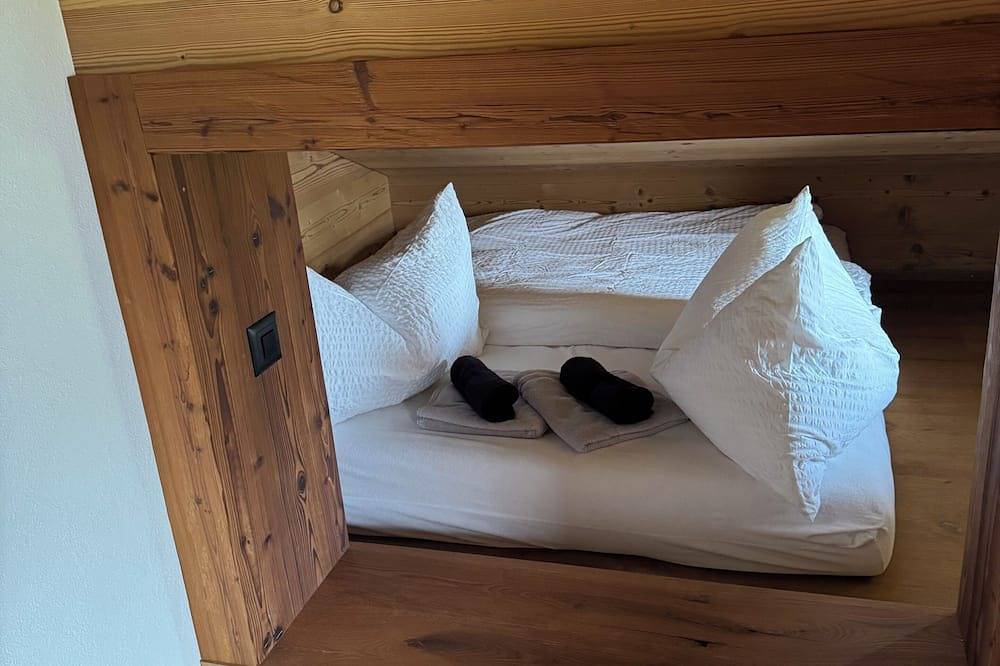 A Stunning Mountain Chalet with a Hot Tub and Alpine Views in Grindelwald in Schwendi b. Grindelwald, Grindelwald