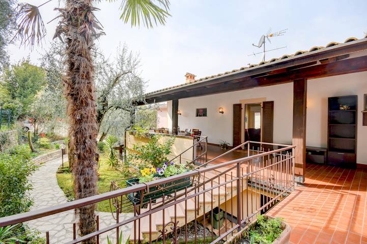 Ferienhaus für 7 Personen, mit Balkon und Terrasse sowie Garten und Seeblick in Malcesine