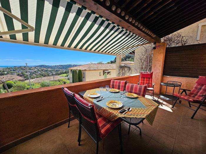 Location de vacances pour 5 personnes, avec vue sur l’océan ainsi que terrasse et piscine dans Golf Bluegreen Sainte-Maxime - 2