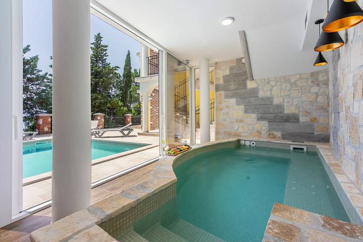 Ganze Wohnung, Luxusapartment mit Pool, Sauna, direkt am Meer in Novi Vinodolski, Primorje-Gorski Kotar