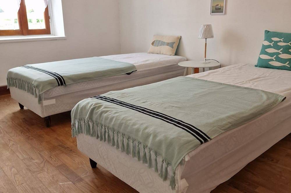Countryside close to beaches and tourist attractions in Saujon, Côte de Beauté