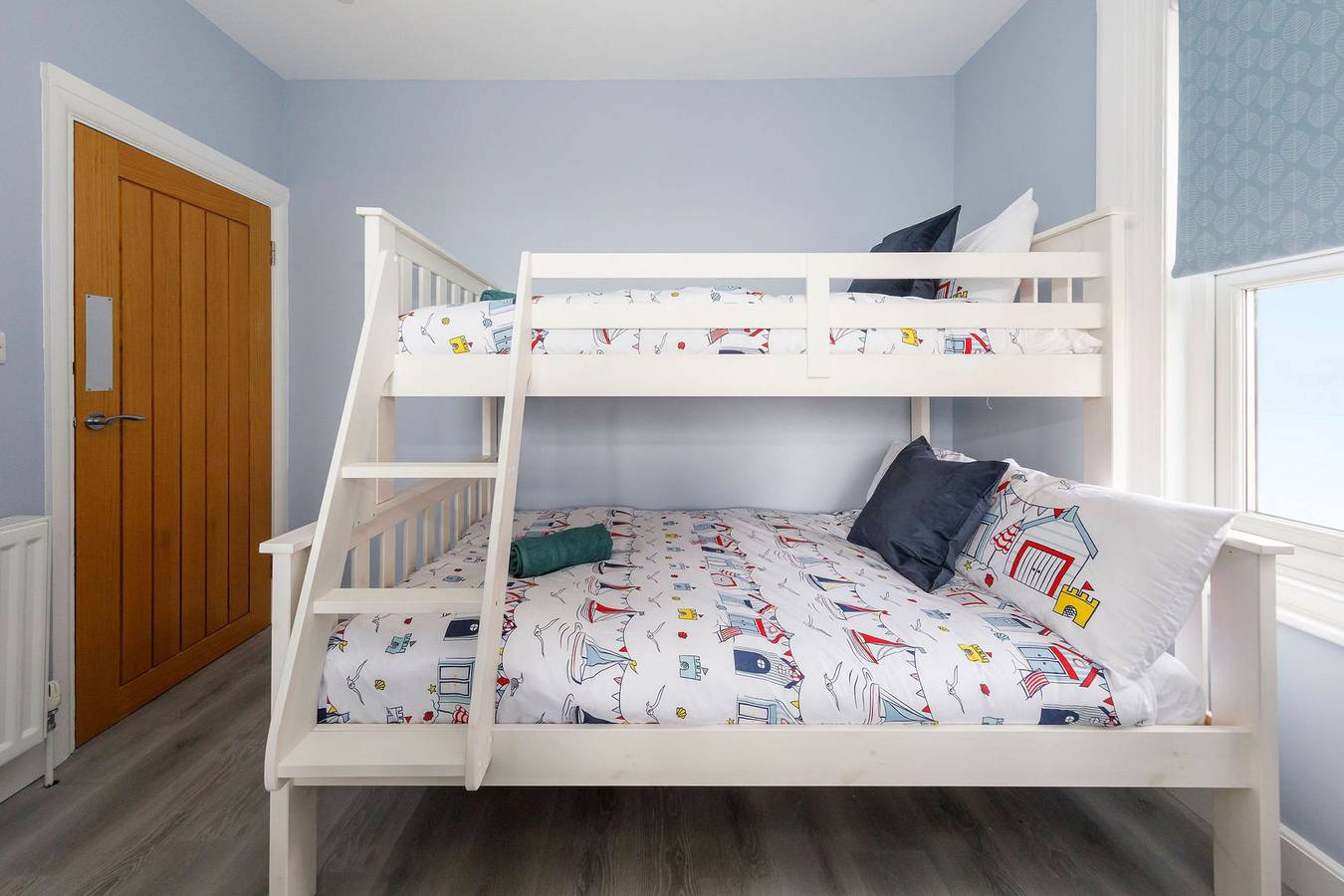 Entire apartment, Chic 2-Bed Seafront Haven Near Felpham Beach in Felpham, West Sussex