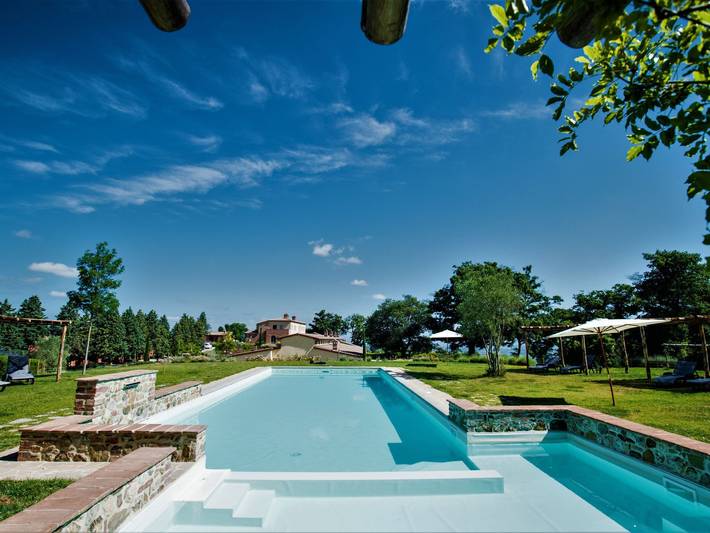 Agriturismo per 4 persone, con piscina per bambini e giardino nonché panorama e terrazza, con animali domestici a Trequanda