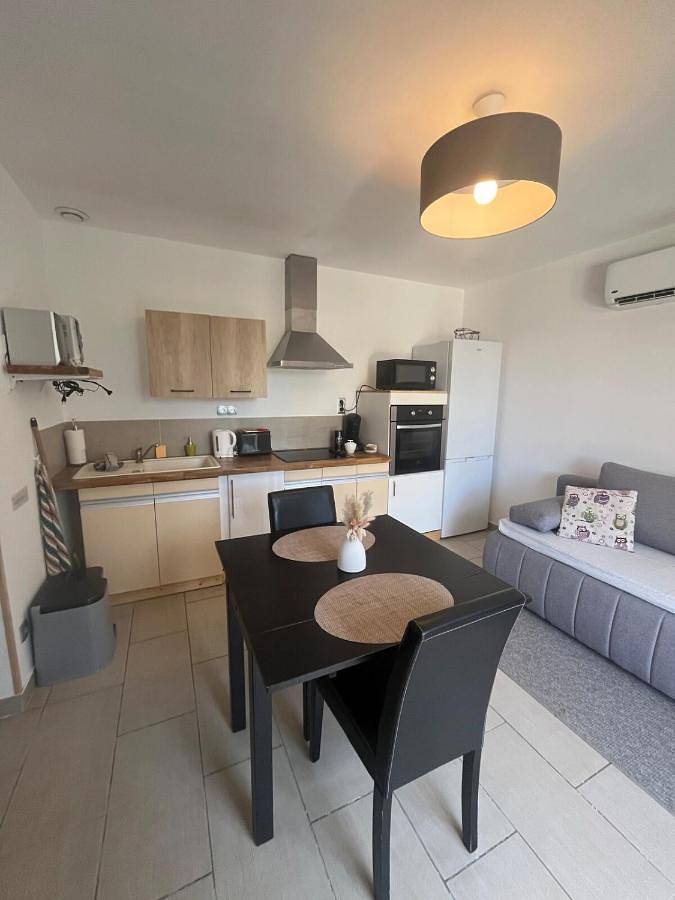Appartement entier, Studio cosy avec climatisation et terrasse in Malataverne, Région de nyons