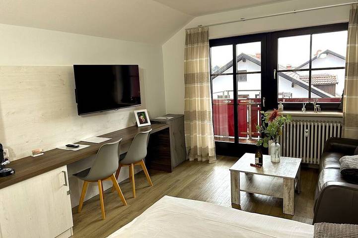 Ferienwohnung für 3 Personen, mit Balkon und Whirlpool sowie Garten und Pool