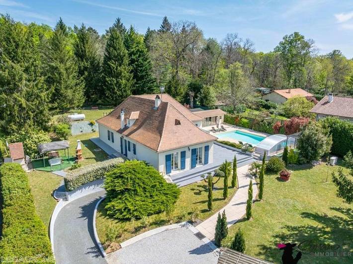 Location de vacances pour 16 personnes, avec Terrasse et Jardin ainsi que Piscine et Vue à Saint-Sauveur (Dordogne)