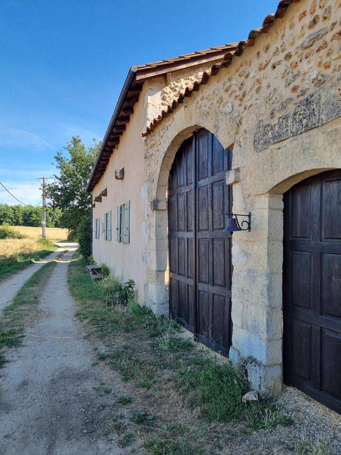 Location de vacances pour 7 personnes, avec jardin ainsi que vue et piscine à Lacropte - 4