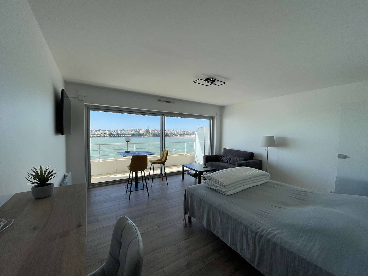 Studio entier, Studio neuf avec terrasse sur mer et garage à Royan in Pontaillac, Royan