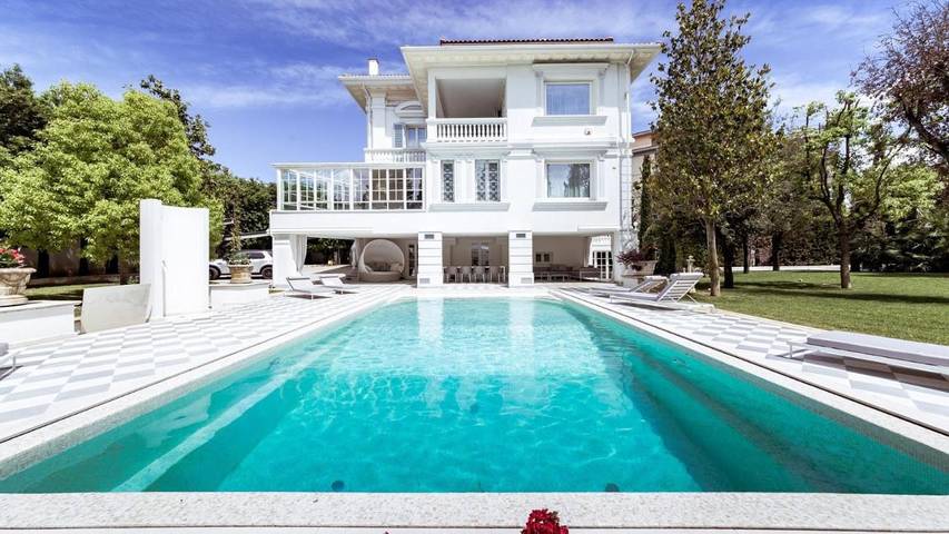 Ferienhaus für 10 Personen, mit Whirlpool und Terrasse sowie Garten und Pool