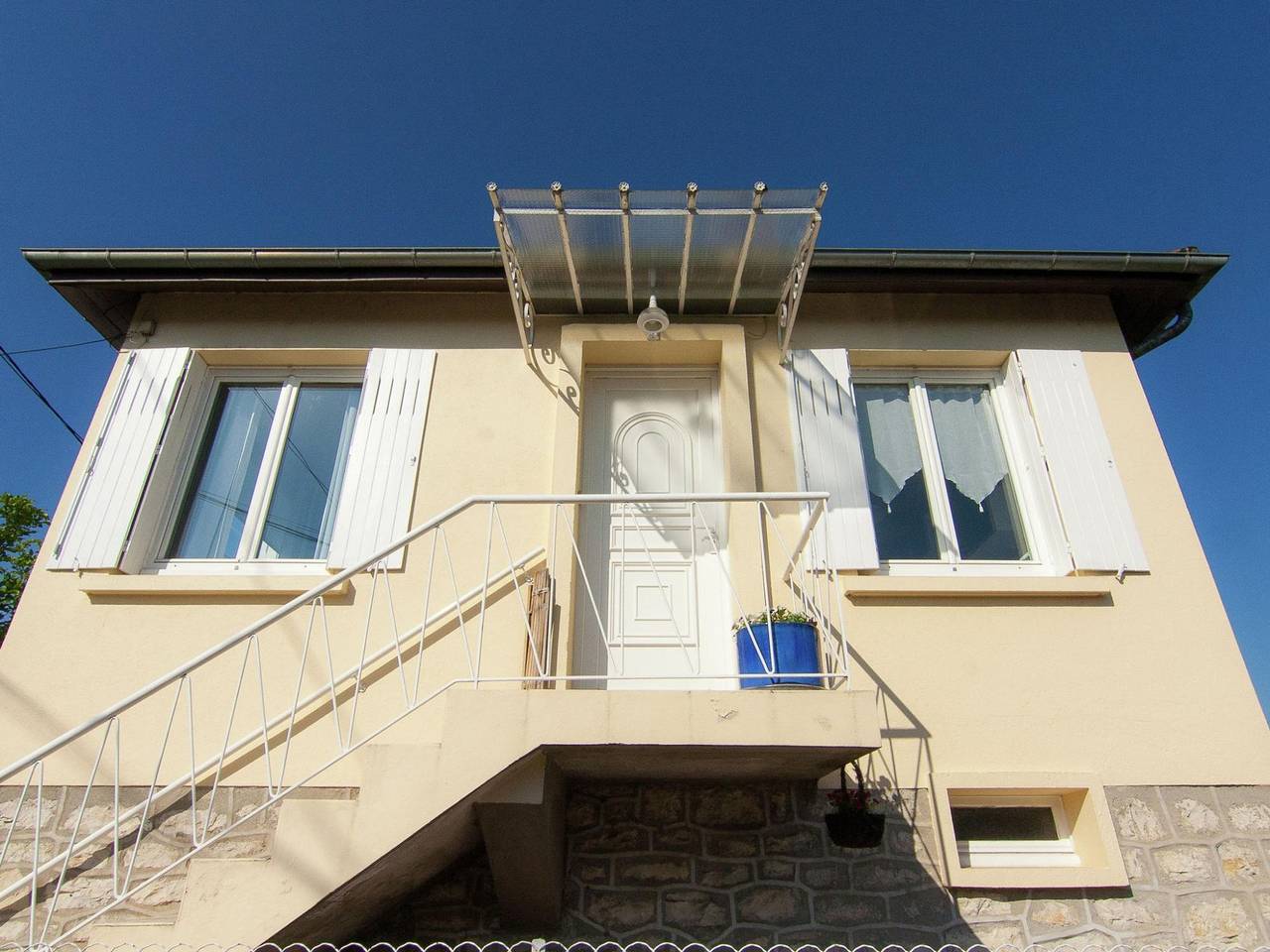 Classy Holiday Home with Garden, Barbecue, Garden Furniture in Malemort, Brive-la-Gaillarde region