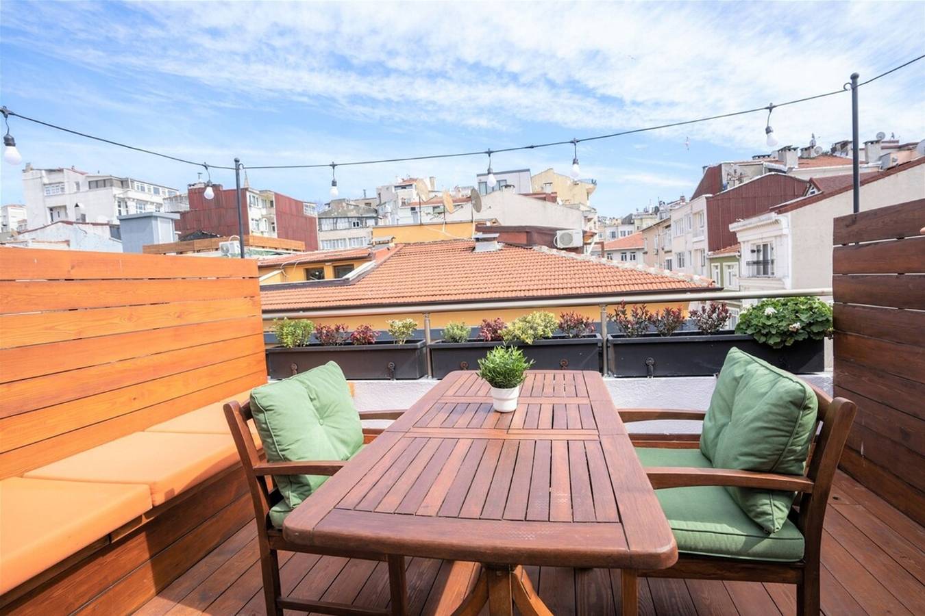 Appartamento intero, Modern City Hideaway with Terrace - Urban Luxury in Beyoğlu, Firuzağa Mahallesi