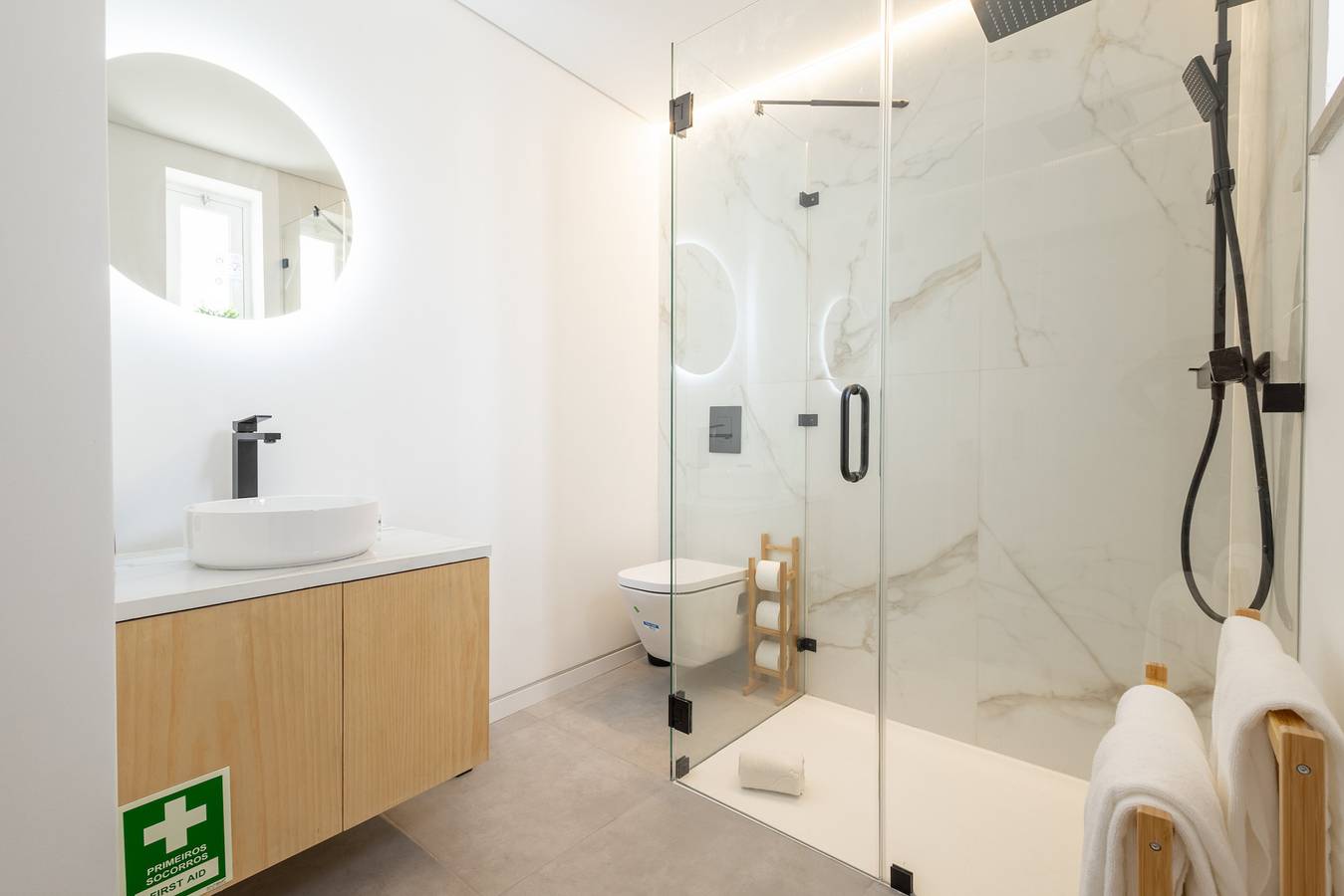 Apartamento de férias inteiro, Lodo Suites Se - Mezanino room  by Hd in São Pedro (Faro), Faro