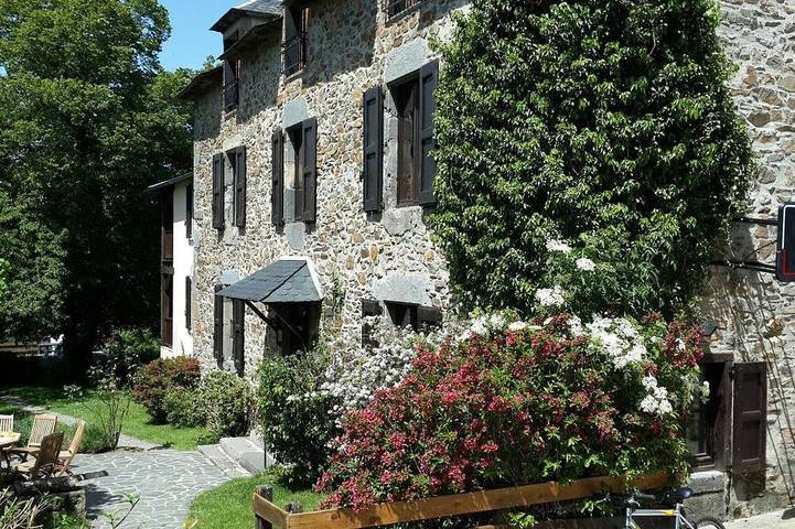 Gîte pour 18 personnes, avec Balcon ainsi que Jacuzzi et Jardin dans le Cantal