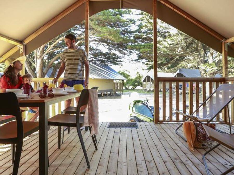 Camping Demoiselles Plage - Tente en toile et en bois 4 personnes - Tente Lodge Confort (2 chambres - Sans sanitaires) 4 pers.  in Saint-Hilaire-de-Riez, Vendée