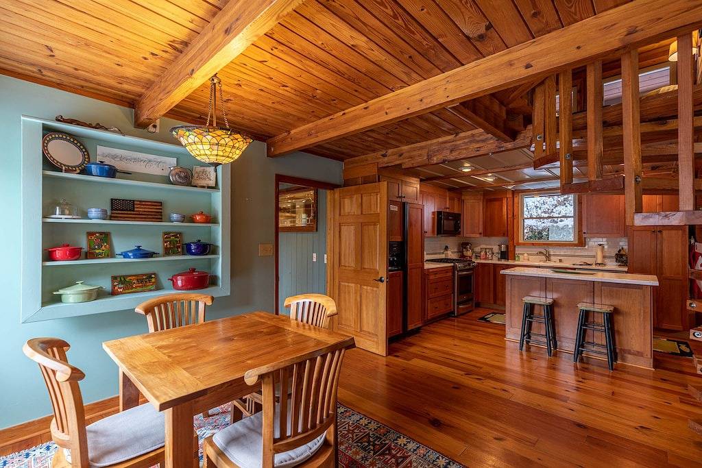 A River Mist Secluded on 6 acres of the Watauga River hot tub pet friendly in Watauga Lake