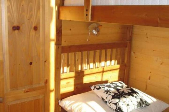 Chalet confortable pour 10-11 personnes : living avec fourneau scandinave - cuisine avec lave-vaisse in Grimentz, Anniviers