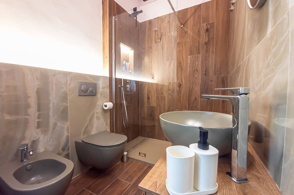 Entire apartment, Il Vecchio Studio - One Bedroom Apartment, Sleeps 3 in Ancona, Riviera del Conero