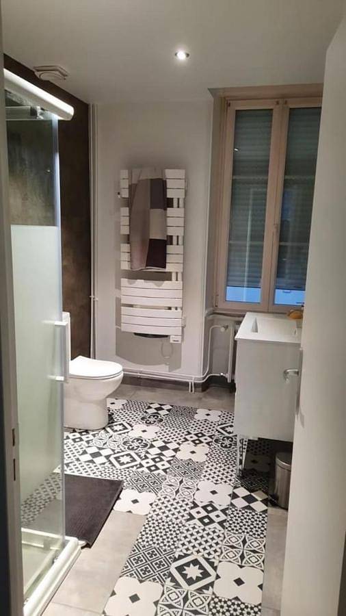 Double Room with Shared Bathroom in Reims, Marne