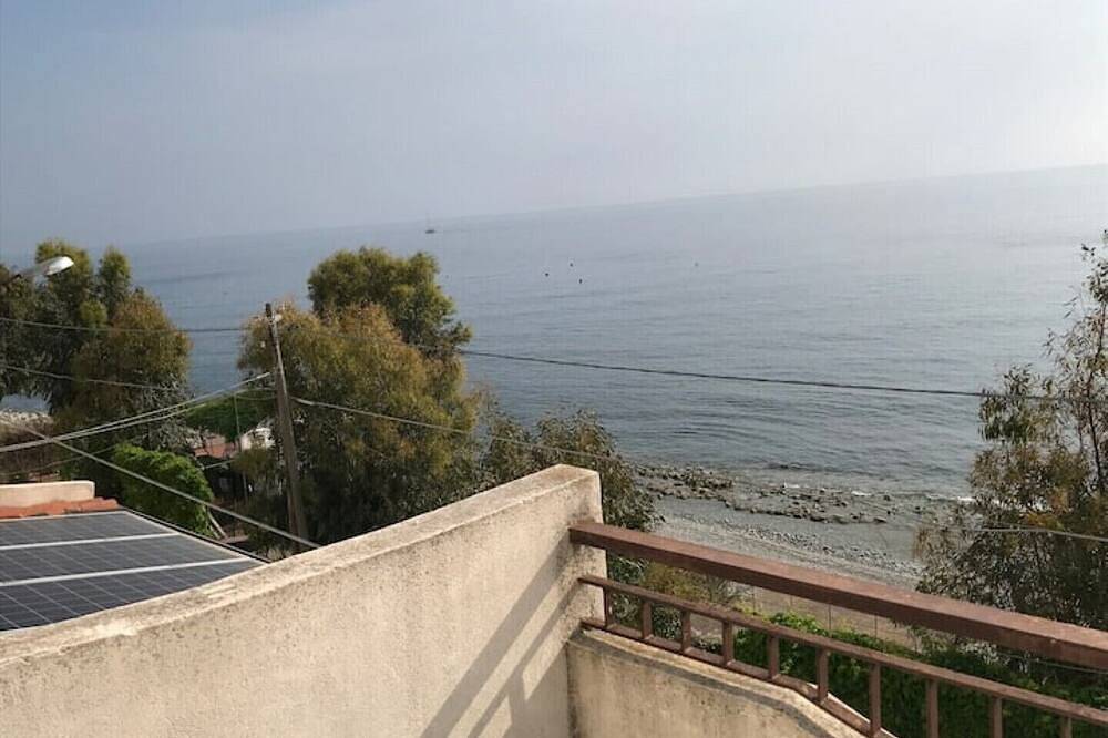 Entire apartment, Sea Terrace in Motta San Giovanni, Tyrrhenian Coast Kalabria