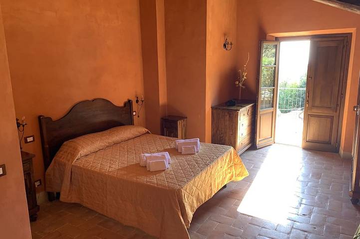 Villa offering a magnificent view of Lake Trasimeno and featuring a large panoramic pool in Lisciano Niccone, Valtiberina
