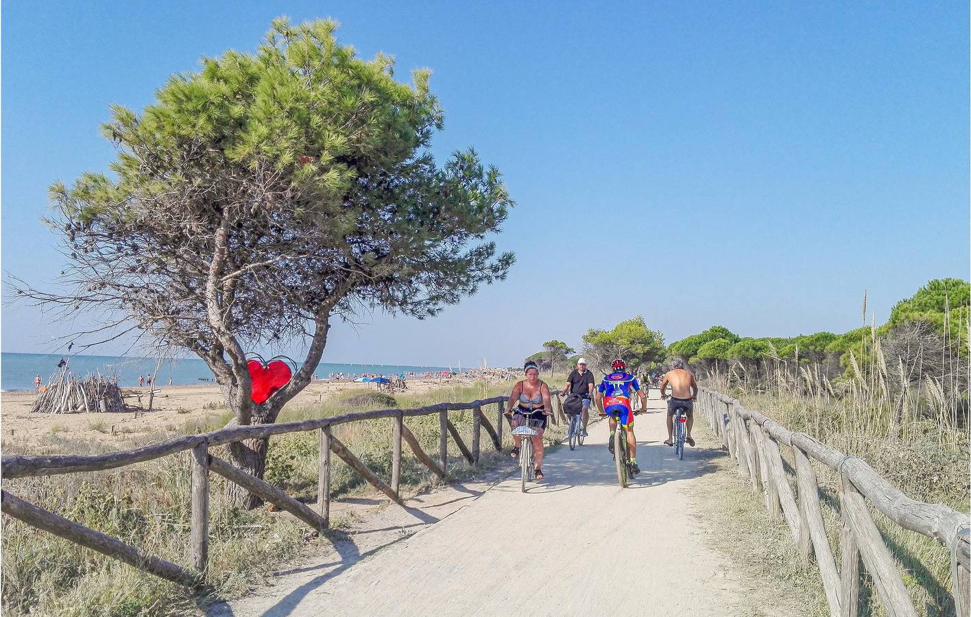Apartamento vacacional entero, Apartamento junto a la playa con piscina y cocina in Bibione, Provincia de Venezia
