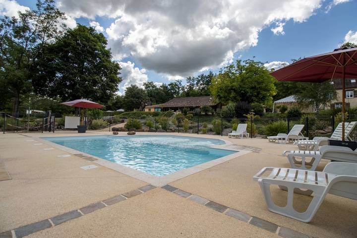 Casa mobile 'La Truffière' con piscina condivisa, terrazza privata e giardino privato in Saint-Pompont, Périgord Noir