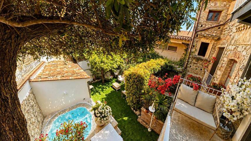 Villa pour 7 personnes, avec Balcon et Jacuzzi ainsi que Jardin et Piscine à Taormina