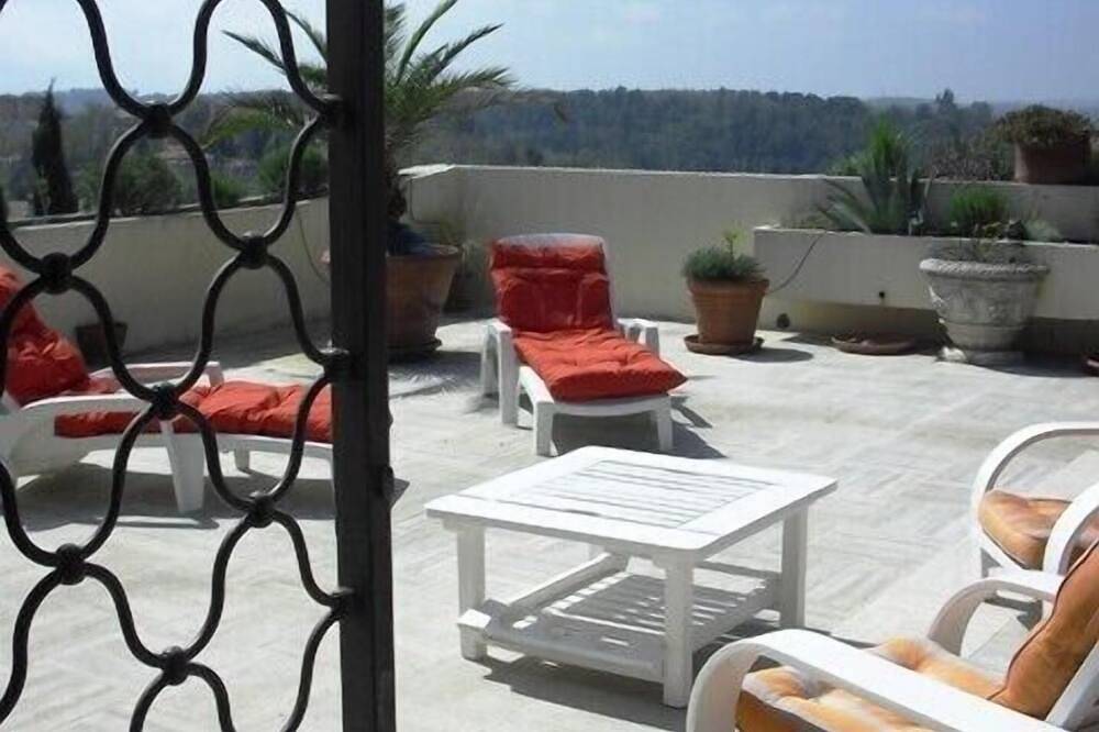 Entire apartment, Superb appartement sans vis à vis avec énorme terrasse vue mer et montagne in Vence, Cannes region