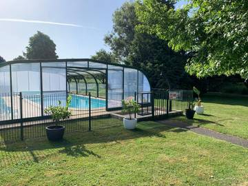 Gîte pour 10 personnes, avec jardin ainsi que piscine et vue à Merlevenez