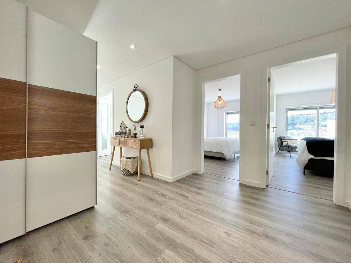 Apartamento inteiro, Two-Bedroom Apartment in Praia da Califórnia, Sesimbra