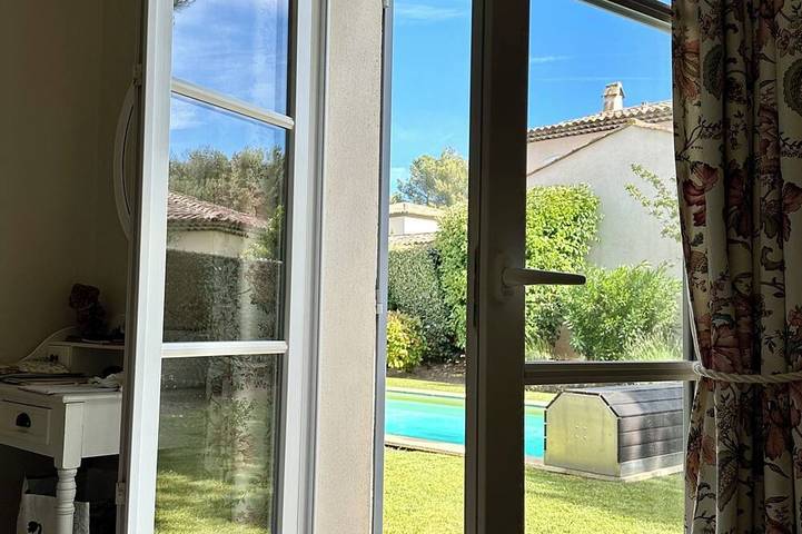 Beautiful luxury villa, air-conditioned and heated swimming pool in Mallemort, Arles region