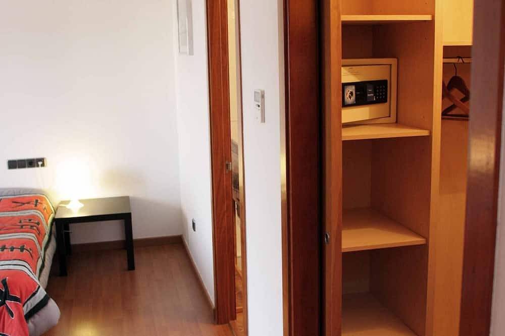 Entire apartment, Quiet, Luxury Apartment & High-Speed Wifi in Platja Grifeu, Upper Empordà