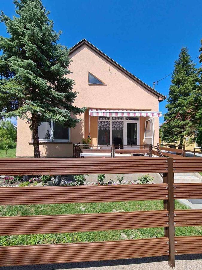 Ferienhaus für 6 Personen, mit Garten und Ausblick, kinderfreundlich in Balatonmariafürdö