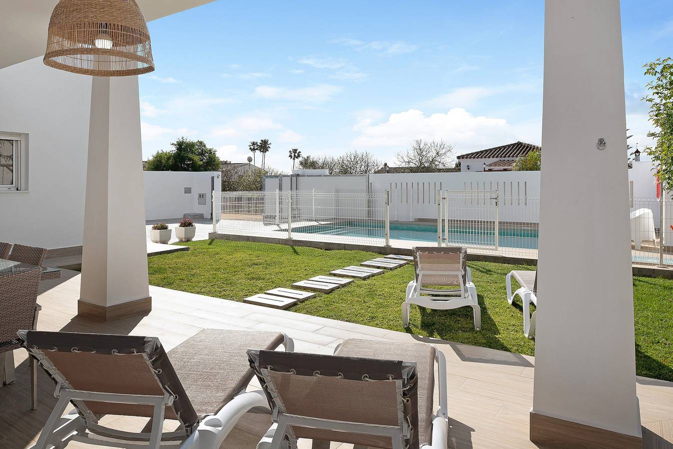 Villa Blanca avec piscine, Wi-Fi, climatisation, terrasse et jardin. in Fuente del Gallo, Conil de la Frontera