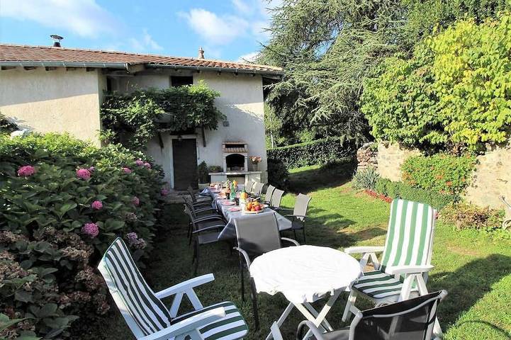 Location de vacances pour 12 personnes, avec jardin à Vaux-en-Beaujolais