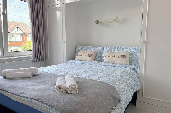 Bella's Beach House - less than 100m from the seafront in Whitley Bay! in Whitley Bay, North Tyneside
