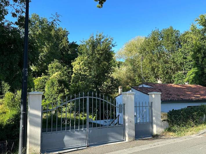 Location de vacances pour 5 personnes, avec Terrasse ainsi que Jardin et Vue à Vénérand
