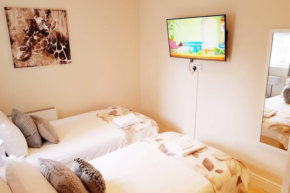 Triple room-Deluxe-Shared Bathroom-Street View-Deluxe Triple in London, South East England