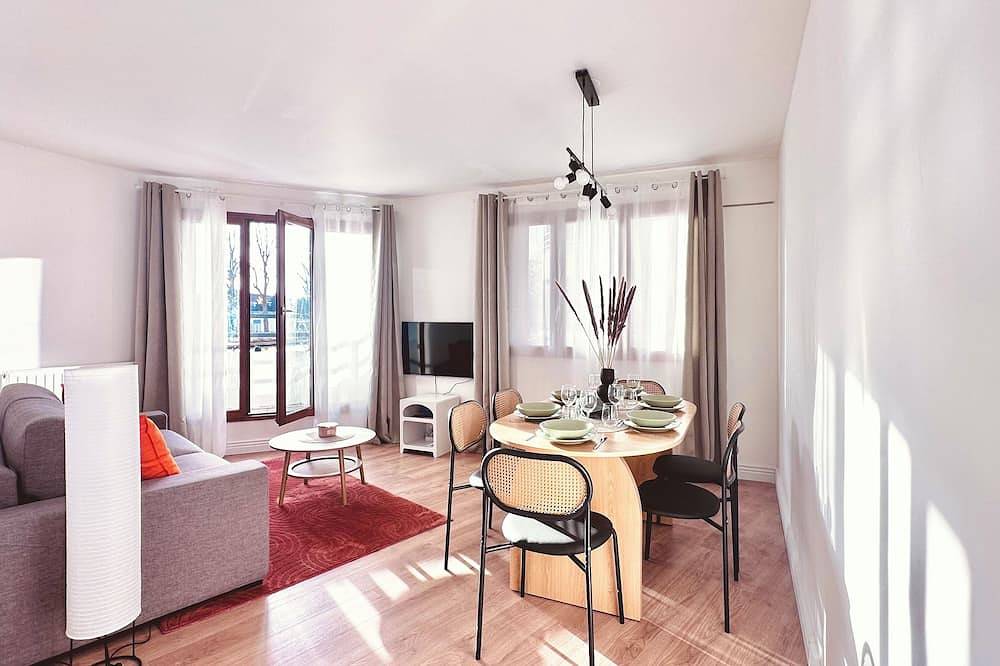 Entire apartment, Direct metro to central Paris 3-rooms apartment with Panoramic View-Free Park in Saint-Denis, Seine-Saint-Denis