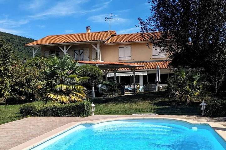 Location de vacances pour 8 personnes, avec piscine à Apprieu